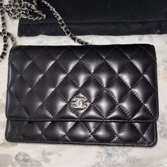 Chanel crossbody gorgeous bag. Maybe used a few times. - Picture 2 of 14